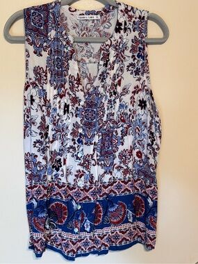 Flowy Floral V-Neck Sleeveless Top  Figueroa & Flower  button front closure.